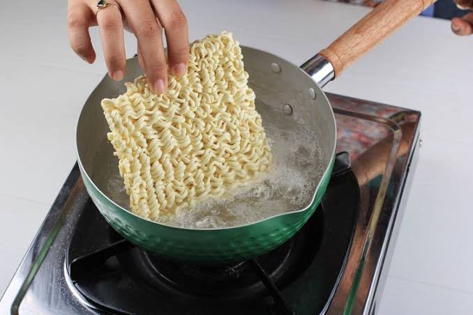 Banyak yang Salah Kaprah, Cara Masak Mi Instan Ini Justru Merugikan Tubuh